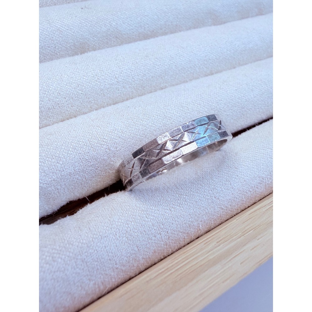 Beautiful Sterling silver ring. Size on pictures. Stamped.